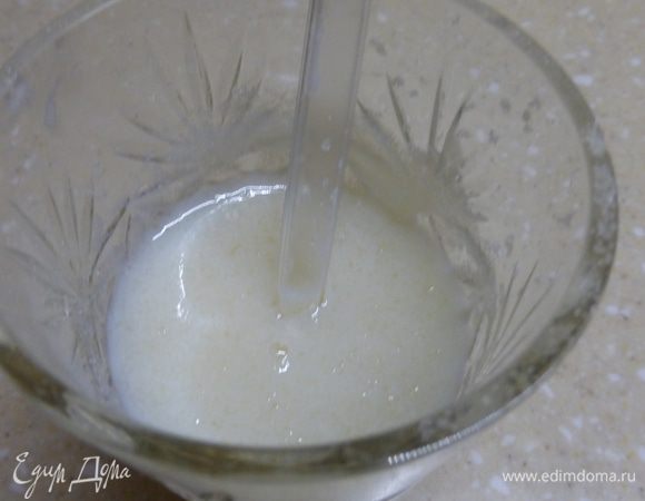 В молоке развести желатин и оставить для набухания на 20 минут.