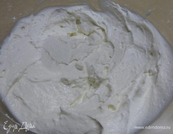 Творог смешать с сахарной пудрой, сметаной  в пышную однородную массу . на кончике ножа добавить ванилин.