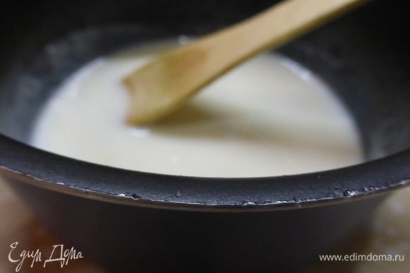 Молоко с желатином нагреть до горячего состояния (не доводить до кипения), дать немного остыть и осторожно влить желатин в творожную массу. Тщательно перемешать.