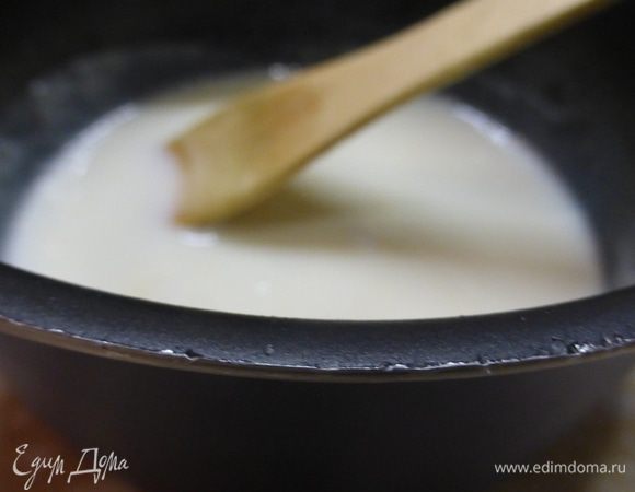 Молоко с желатином нагреть до горячего состояния (не доводить до кипения), дать немного остыть и осторожно влить желатин в творожную массу. Тщательно перемешать.