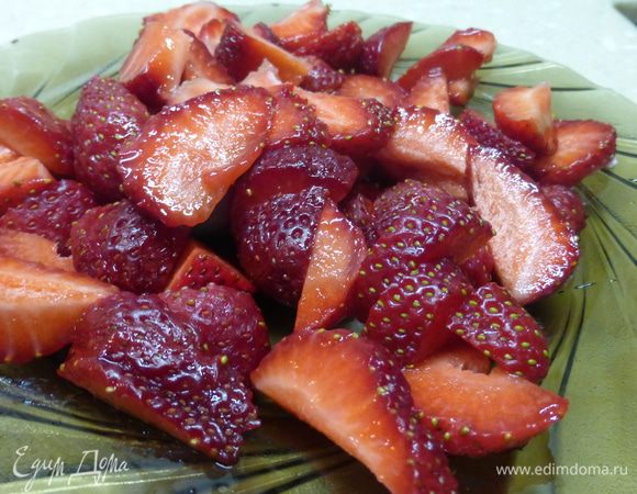 В оригинальном рецепте использовались кружочки консервированного ананаса. Я заменила ананас на клубнику . Клубнику нарезать кусочками, у меня они довольно крупные.