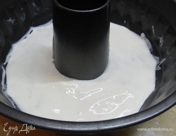 Добавить в полученную массу кусочки ягод, снова перемешать и вылить массу в форму (или в порционные формы) и поставить в холодильник на 4-5 часов (у меня на ночь ).