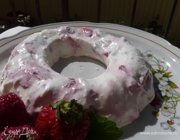 Чтобы десерт из формы вышел без повреждений, форму нужно окунуть в  горячую воду на несколько секунд и бланманже легко отделится от стенок формы. Вот на этом этапе у меня и произошла неприятность, о которой я говорила выше. По видимому я передержала форму в горячей воде и мой десерт слегка "поплыл", что сказалось на его внешнем виде. Пришлось срочно ставить десерт в холодильник и вот, что у меня в итоге получилось .