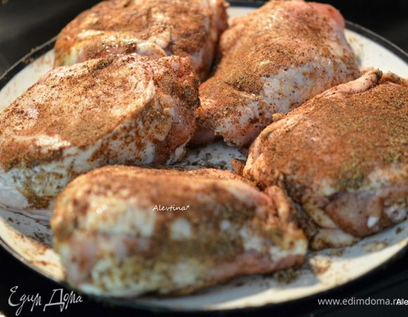 Курицу разрезать на части или берем уже готовые куски, например, куриные бедрышки. Обсыпать со всех сторон куриные кусочки отложенной смесью. Дать постоять 15 мин.