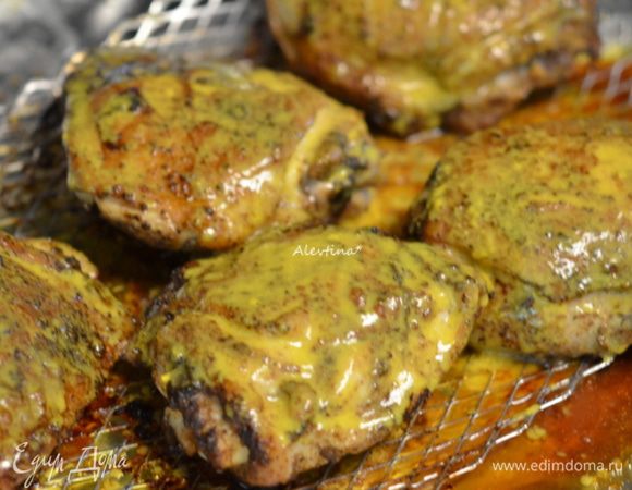 Готовим на прогретом гриле или в духовке 45 мин. Такие части как крылышки или грудки готовяться быстрей, снимаем первыми. 
Смешать уксус с горчицей. Смазать кусочки. Дать постоять на небольшом огне  на гриле или в духовке 5 мин.