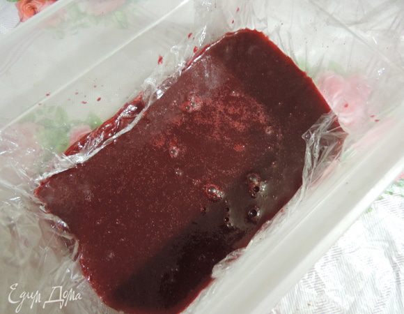 Для желе нам понадобится вишневое пюре. Я разморозила вишню без косточек и пюрировала ее блендером.
Смешиваем пюре с водой, сахаром и агаром, доводим смесь до кипения на среднем огне при постоянном помешивании. Кипятим три минуты. Выливаем желе в небольшую форму, ее для удобства выстелить пищевой пленкой. Оставляем застывать, желе застынет и при комнатной температуре, но для ускорения процесса, его можно вынести в холодное место.