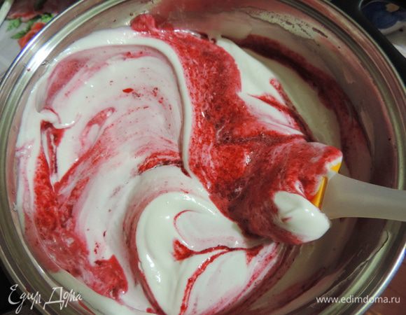 Для суфле смешиваем вишневое пюре со сливками, взбитыми с сахаром. Добавляем заранее замоченный и растопленный желатин.