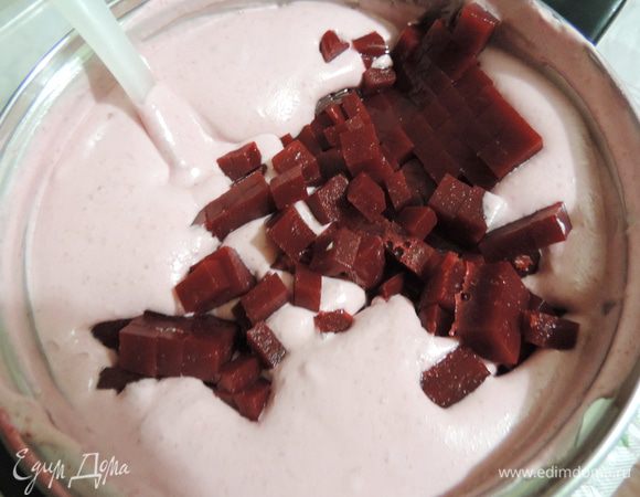 К полученной массе добавляем желе, порезанное кубиками. Аккуратно перемешиваем до однородности.