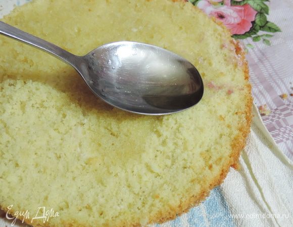 Бисквит для верхнего яруса я разрезала на два пласта и немного пропитала сиропом из воды, сахара и коньяка.