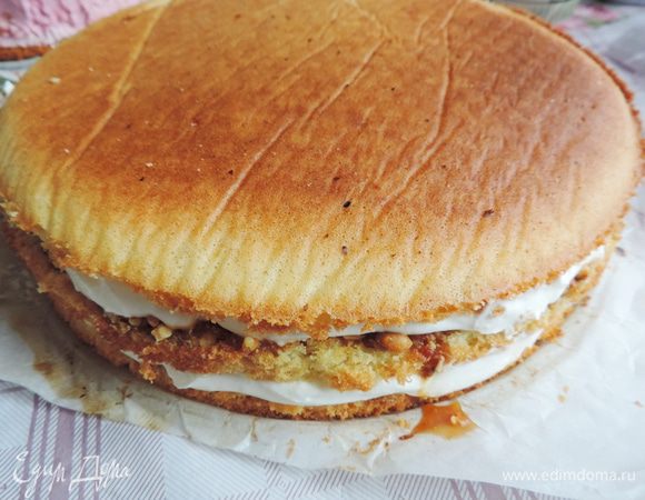 Даем бисквитам остыть. Нижний ярус далее готовим по рецепту http://www.edimdoma.ru/retsepty/74290-karamelno-arahisovyy-tort.
Обратите внимание, что для этого торта верхний слой бисквита мы ни чем не смазываем!!!