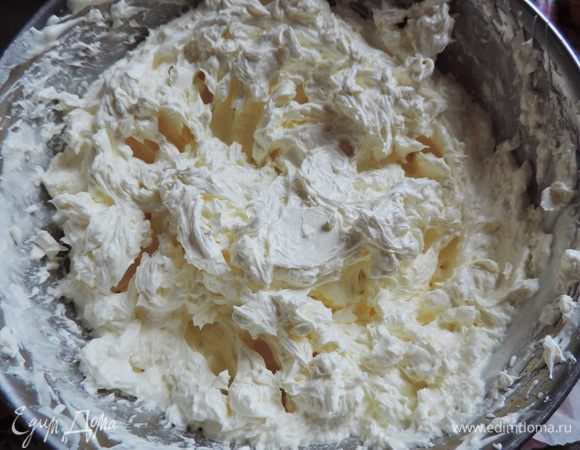 Крем для оформления готовим из указанных ингредиентов по рецепту http://www.edimdoma.ru/retsepty/74248-maslyano-belkovyy-krem-dlya-oformleniya-mk-kremovye-rozy