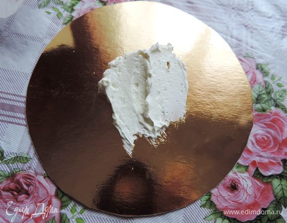 Собираем торт. На подложку нижнего яруса кладем ложку крема и немного размазываем. Это нужно, чтобы готовый  торт не ездил по подложке.