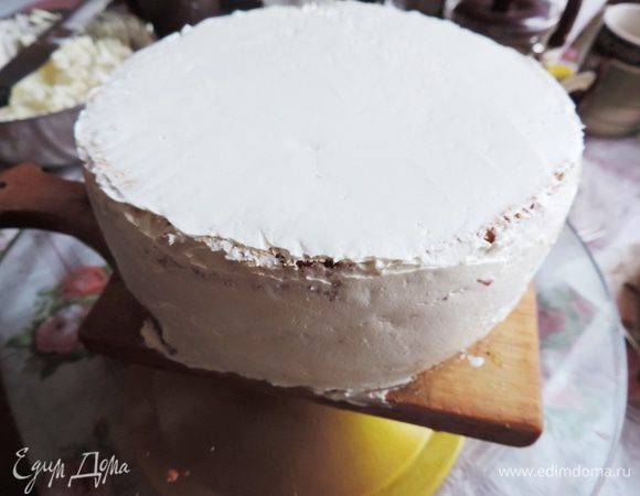 Верхний ярус кладем на подготовленную подложку, диаметр которой равен диаметру бисквита. Обмазываем его кремом.
Ставим его на место, усиленное системой трубочек.