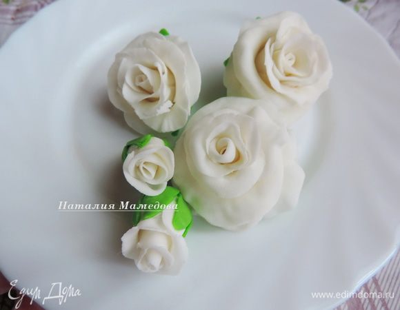 Заранее я подготовила белые розы из мастики.