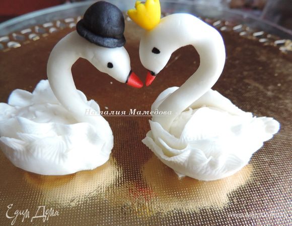 А также слепила лебедей. МК по лепке выложу завтра.