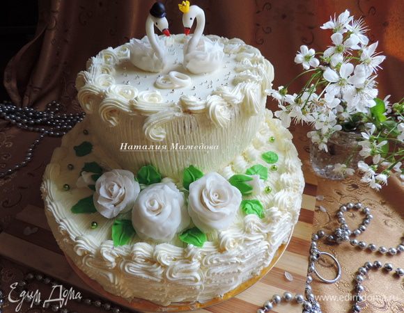 Я поняла, что трясущимися руками выровнять торт мне не удастся, поэтому "причесала" его кулинарной гребенкой. Рисуем бордюры из крема, я пользовалась насадкой "звездочка". 
Украшаем торт подготовленными фигурками, розами, айсинговыми листочками и съедобными бусинками.