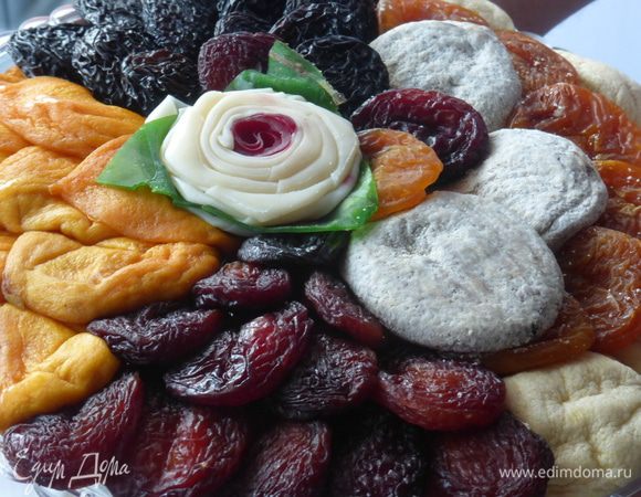 А это сухофрукты, привезенные в подарок из Армении. Они часто используются в низкокалорийных  десертах. Я ничего не стала с ними готовить, поскольку просто было жалко их резать, перемалывать, с чем-то смешивать, настолько они оказались хороши сами по себе . Съела их так сказать "живьем".