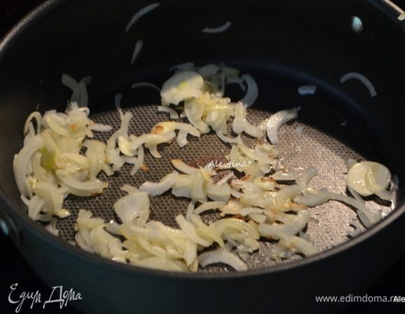 Обжарить на масле 2 ст.л тонко порезанный лук и чеснок примерно 2 мин.