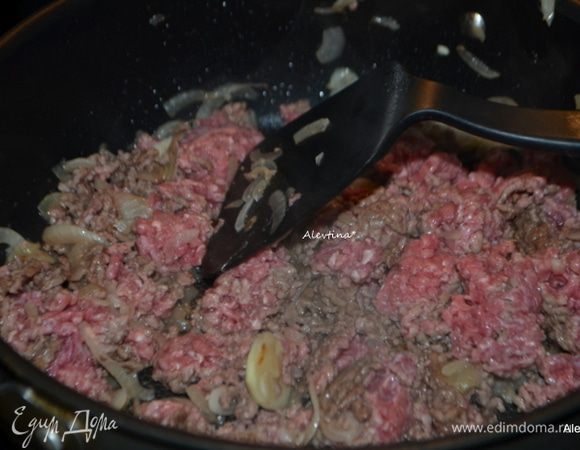 Добавить в лук говяжий фарш не жирный. Посолить и поперчить, итальянскими специями присыпать, перемешать.