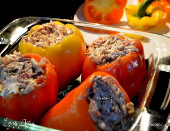 Разогреть духовку до 180 гр. Перцы наполнить готовой начинкой. Жаропрочное блюдо смазать дно маслом 2 ст.л.  Поставить в разогретую духовку на 30 мин. 