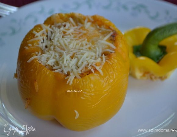 Выложить сверху поровну сыр моцарелла и пармезан. Духовку выключить и оставить на 5 мин. перцы. Подаем к столу. Приятного аппетита.