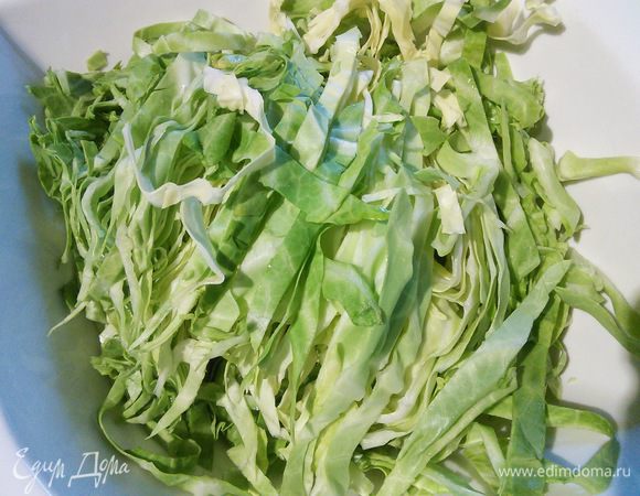 Молодую капусту шинкуем, солим и слегка жмём руками. 