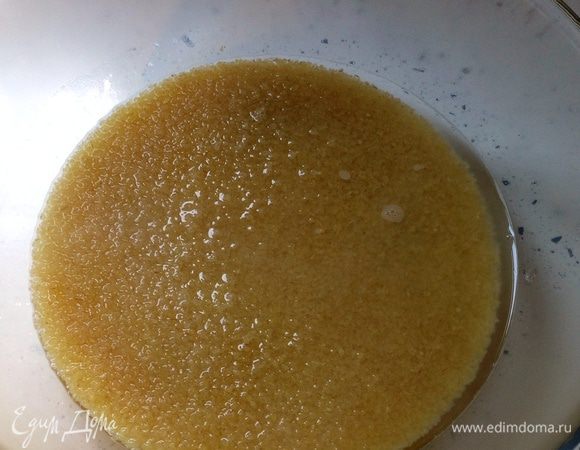 Заливаем крупу 1 стаканом кипятка. Оставляем на столе, накрывать не следует.
Пока булгур набухает, займемся овощами.