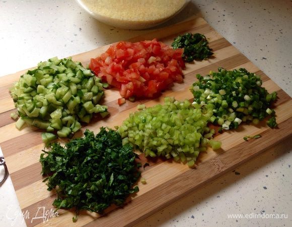 Нарезать мелко огурец, всю зелень, перец. У помидоров удалить вместе с жидкостью ту часть, которая содержит семена. Это легко сделать в процессе нарезки, разрезав помидор пополам.
** В оригинальном рецепте используется перец сорта чарльстон.