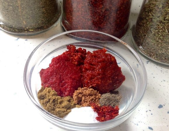 Сделаем смесь из приправ. В маленькую емкость положить томатную пасту, соль, черный перец, красный перец, тмин, корицу. Можете добавлять другие приправы по своему вкусу. Все хорошо перемешать до однородной массы.

** В оригинальном рецепте используется томатная паста пополам с пастой из сладкого красного перца.