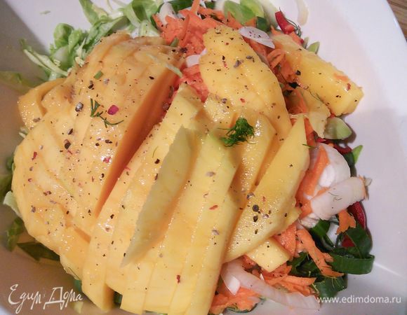 Смешиваем все ингредиенты в салатнице, перчим. 