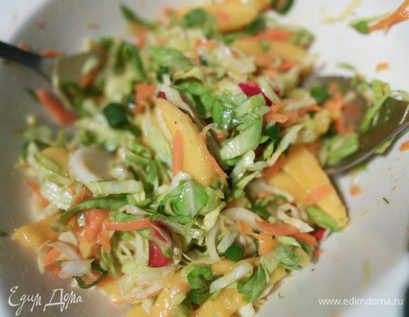 Заправляем салат, если необходимо досаливаем. 