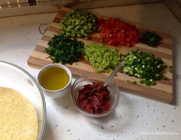 На этом этапе необходимо использовать одноразовые перчатки. Советую все подготовленные ингредиенты поставить рядом на стол с миской с крупой. 