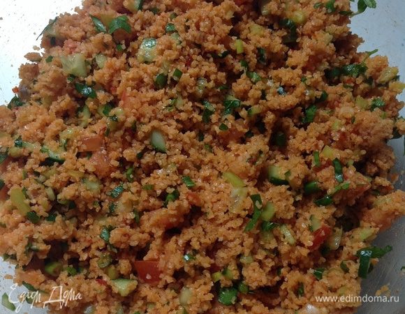 Добавить нарезанные овощи, лимонный сок с маслом. Еще раз хорошо перемешать руками. Не старайтесь сделать это ложкой: получится кашеобразная смесь. 
Поставьте получившийся кысыр в холодильник минимум минут на 10. 