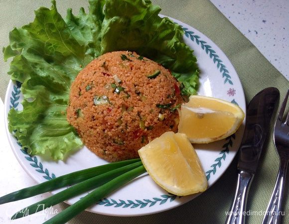 Подавать лучше охлажденным с листьями любого зеленого салата. 
Приятного аппетита. 
** Сервировать можно тоже по-разному. Один из способов показан на фото. Плотно уложить в небольшую емкость типа пиалы, потом накрыть тарелкой и резко перевернуть все это сооружение. Немного встряхнуть, пиалу снять. Получится "горка" из салата. Декорировать листьями зеленого салата, лимоном.
А также можно просто уложить в большой салатник или насыпать горкой в плоскую большую тарелку. 
Приятного аппетита! 