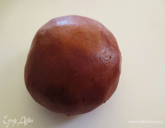 Сливочное масло комнатной температуры смешать с сахарной пудрой, взбить миксером. Добавить желтки и хорошо перемешать. Высыпать какао-порошок, перемешать лопаткой и затем взбить миксером до однородного состояния
Добавить апельсиновый сок, половину муки и разрыхлитель, перемешать. Добавить оставшуюся муку и замесить тесто. Тесто завернуть в пленку и положить в холодильник на 30 минут.