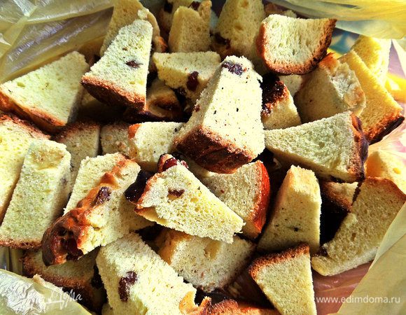 Подсохший кулич (примерно 0,5 шт) нарезать на кусочки. Вначале я хотела сделать просто сухарики - так вкусно макать их в кофе!