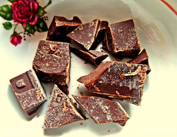 Шоколад поломать на кусочки.