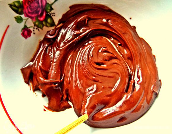 Деревянные шпажки поломать пополам и макать каждой половинкой в растопленный шоколад.