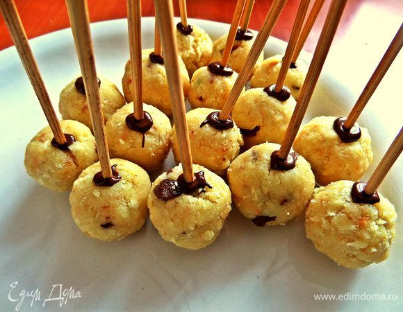 Пока шоколад не застыл,сразу же проткнуть шпажкой с шоколадом шарик,оставить застывать в холодильнике.