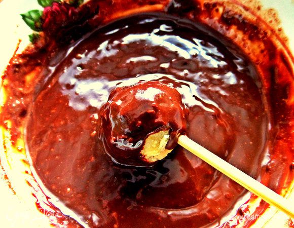 Когда шпажка зафиксируется в шарике, макаем хорошенько каждую заготовку в шоколад, тщательно со всех сторон.