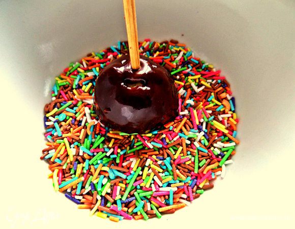 А затем макнём в приготовленную сахарную цветную крошку.