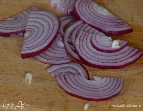 Красный лук почистить и нарезать тонкими полукольцами.