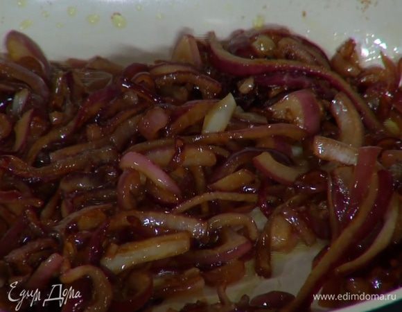 Разогреть в сковороде 1–2 ст. ложки оливкового масла Extra Virgin, добавить мусковадо, нарезанный лук, перемешать и обжаривать 10 минут.