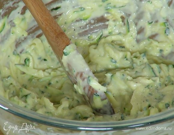 Приготовить тесто: соединить натертый цукини с мукой и яйцом, влить молоко, посолить, поперчить, все перемешать и дать тесту отдохнуть.