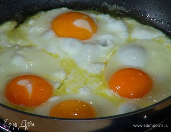 В другой сковороде разогреть сливочное и оставшееся оливковое масло Extra Virgin и пожарить глазунью из 4 яиц.