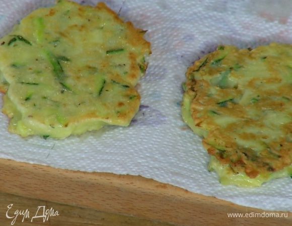 В отдельной сковороде разогреть 1 ст. ложку оливкового масла и пожарить оладушки с двух сторон, затем переложить на бумажное полотенце.