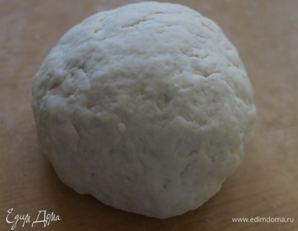 Сначала приготовим тесто. Для этого на ровную поверхность насыпаем горку муки, солим, делаем в ней углубление и вливаем половину воды, уксус и растительное масло. Замешиваем тесто, добавляя понемногу оставшуюся воду. Тесто получается крутым. Заворачиваем его в пищевую пленку и убираем на час в холодильник.