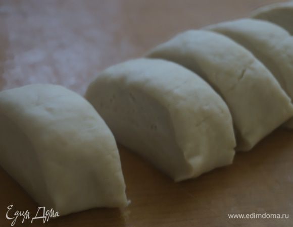 Отдохнувшее тесто делим на 5-6 частей.