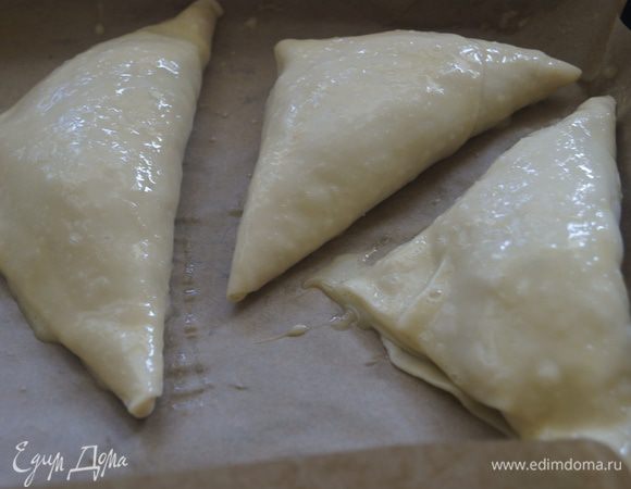 Также поступаем с остальным тестом. Выкладываем слойки на противень застеленный пергаментом и смазываем их взболтанным яйцом. Запекаем в разогретой до 180 градусов духовке около 20-25 минут. Приятного аппетита!
