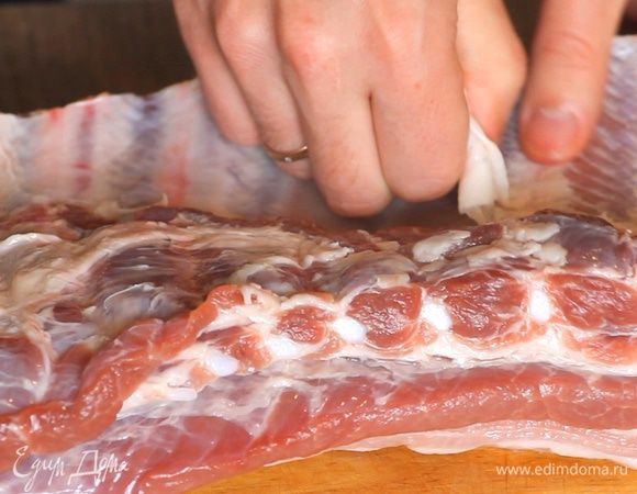 Снимаем пленку с внутренней стороны ребер.